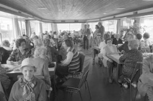 Eröffnung des städtischen Seniorenfahrtenprogramms 1980 auf dem Fahrgastschiff Karlsruhe im Rheinhafen