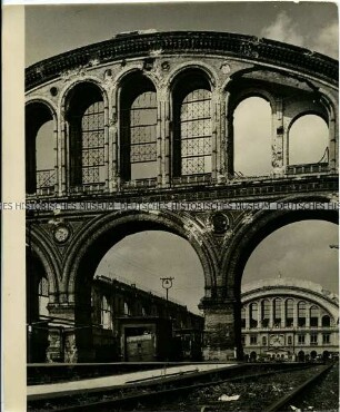 Das Portal des zerstörten Anhalter Bahnhofs