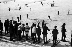 Feldberg: Schlange am Skilift Feldberg; von oben; Hintergrund Skifahrer