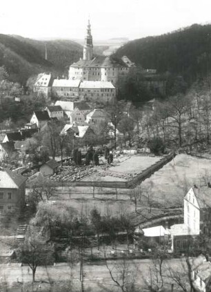 Weesenstein. Ortsteilansicht mit Schloss über den Friedhof von Nordwesten