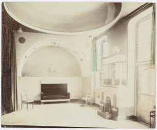 Artushof, Heidelberg: Blick in den Kuppelsaal mit Kamin und Sitzmöbeln