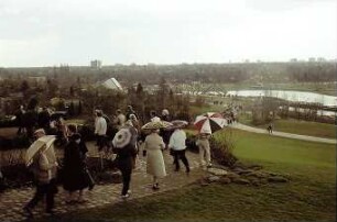 Berlin: Bundesgartenschau 1985; Besucher auf dem Berg in Sturm und Regen