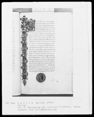 Sueton, De vita 12 caesarum und Fragment von De grammaticis et rhetoribus — ---, Folio 1recto-221recto---, Folio 1recto-221rectoPortraitmedaillon des Augustus, Folio 31recto