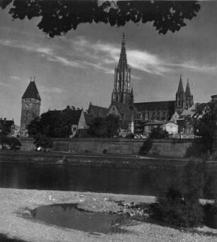 Ulm. Stadtteilansicht mit Metzgerturm (1401/1500 und 1389) und Münster (Fertigstellung (Turm) 1890). Blick über die Donau