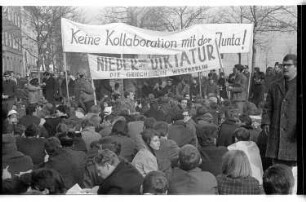 Kleinbildnegativ: Sitzdemonstration, Kurfürstendamm, 1968