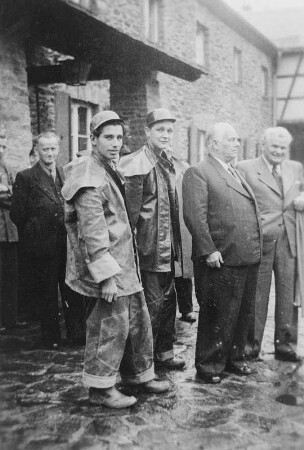 Wilhelm Pieck mit Max Seydewitz (rechts) und Kumpel der Wismut im Arbeiterheim Bermsgrün : Wilhelm Pieck mit Max Seydewitz (rechts) und Kumpel der Wismut im Arbeiterheim Bermsgrün