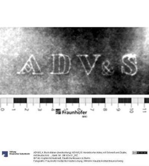 A: Buchstaben (zweikonturig): ADV&S; B: Heraldischer Adler, mit Schwert und Zepter, mit Brustschild: [...], darüber Krone