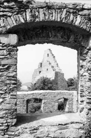 Singen: Hohentwiel, Fensterdurchblick zum Kellereigebäude