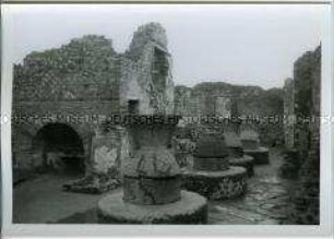 Ruinen von Mühlen und Backöfen in Pompeji, Italien