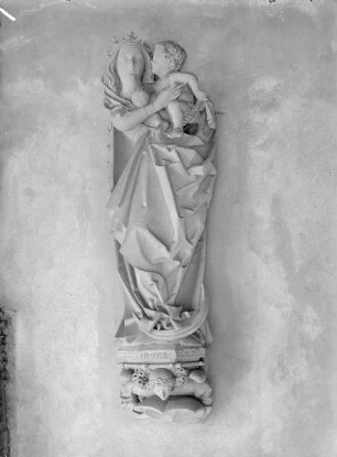 Madonna auf einer Konsole mit wappentragendem Engel