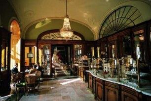 Budapest - Cafèhaus am Vöresmartyplatz : Innenraum eiens Cafès am Vöresmartyplatz. Aufgenommen 2001 in Budapest