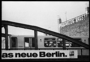 U-Bahn-Viadukt und Brandmauer mit Inschrift "Spekulanten raus"