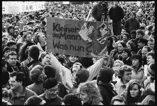 Demonstration mit dem Plakat "Kleiner Mann, was nun?"