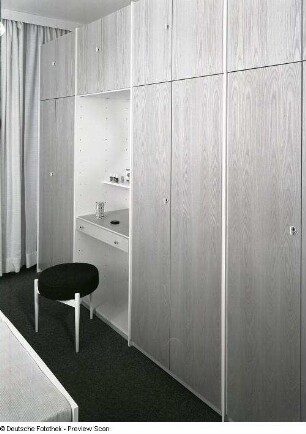 Anbauschrank (Aufsatzschrank) : Vierraumwohnung des Typs WBS 70. Schlafzimmer. Anbauschrank