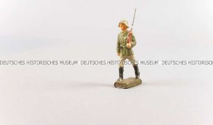 Massefigur: Soldat, marschierend, Gewehr über