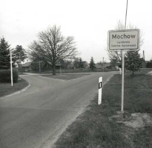 Mochow. Dorfstraße mit Ortseingangsschild