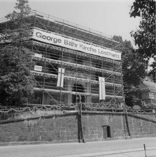 Dresden-Loschwitz, Pillnitzer Landstraße, eingerüstete Loschwitzer Kirche, Straßenansicht während des Wiederaufbaues