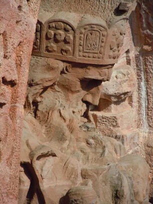Kaiser Barbarossa im Kyffhäusergebirge : Unterhalb des Kyffhäuser-Monumentaldenkmals sitzt der in Stein gehauene Kaiser Barbarossa, aufgenommen am 28. April 2012