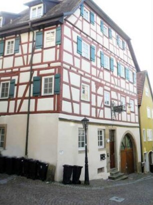 Stadtbild-Schloßstraße - Haus 52 (Haus Flach) - giebelständiges Fachwerkhaus in Riegelbauweise auf steinernem Stock mit Toreinfahrt und Krüppelwalmdach