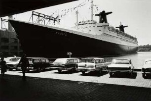 Die "France" im Hafen von New York