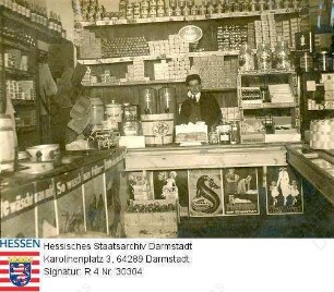 Groß-Umstadt, Einzelhandelsgeschäft Otto Pahl / Innenansicht mit Ladentheke, dahinter stehend: Inhaber Otto Pahl