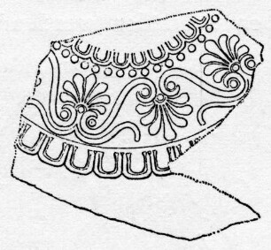 Fragment aus dünnem Blech mit feiner Palmettenverzierung, die ursprünglich kreisrund war, jetzt ist nur noch ein kleiner Teil erhalten.