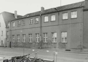 Mügeln, Wohnhaus : Mügeln (Kreis Oschatz), Wohnhaus, Schulplatz, 19. Jahrhundert, Straßenansicht