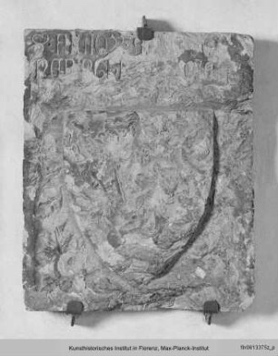 Grabstein der Familie Meringhi mit Wappen