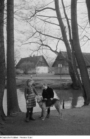 Porträt von zwei Mädchen mit einem Hund in einem Dorf im Spreewald