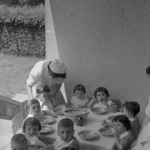 Erzieherinnen mit kleinen Kindern im Kinderheim in Sofia