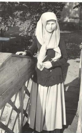 Kirchgangstracht aus Nebelschütz : Kleidung - katholische Tracht. Ort: Njebjelčicy / Nebelschütz. Katholisches Mädchen in Kirchgangstracht.