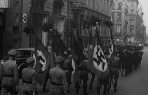 Hamburg. 1. Mai - Nationalfeiertag des Deutschen Volkes. Abmarsch der Werkschar der Hamburger Gaswerke vor einem Geschäftshaus an den Kurzen Mühren
