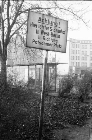 Berlin-West: S-Bahn Eingang Anhalter Bahnhof; Warnungsschild