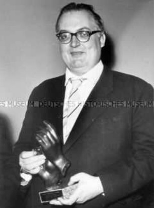 Friedrich Dürrenmatt mit dem "Hörspielpreis der Kriegsblinden"
