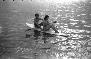 Glyfada: Paar auf flachem Paddelboot [Surfbrett]