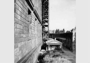 Blick auf die eingerüstete Fassade der Nationalgalerie vor dem Hintergrund der Kolonnaden