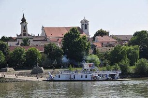 Ungarisches Donauufer bei Budapest : Das ungarische Donauufer zwischen Esztergom und Budapest, fotografiert am 13. Juni 2011 von Bord eines stromabwärts fahrenden Donauschiffes aufgenommen