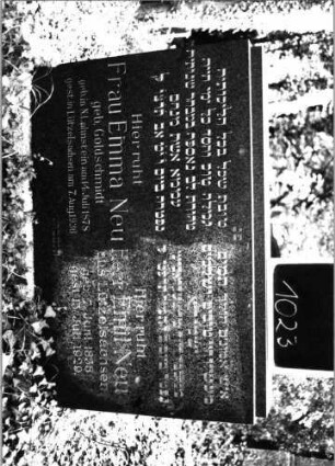 Grabstein 1023 (Index: 99803902) Material: Granit; Granit, poliert Zustand: sehr gut Maße HxBxT: 85x108x16 cm Beschreibung: Sockel, Stele mit getrepptem horizontalem Abschluß: Grabstein 1023