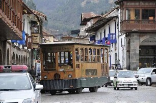 Cusco - Rundfahrtbus für Touristen : Mit diesem einem historischen Omnibus nachempfundenen Fahrzeug können Touristen eine Statrundfahrt unternehmen. Aufgenommen am 31. August 2011 in Cusco