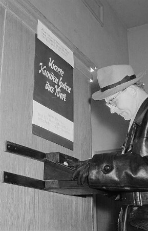 Kunde in einem Warenhaus der Handelsorganisation (HO), an der Wand der Hinweis " Unsere Kunden haben das Wort"