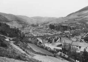 Gräfenthal, Stadtansicht : Gräfenthal. Stadtansicht mit Eisenbahnviadukt über das Zoptetal von Westen