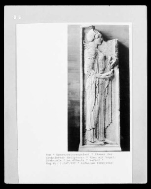 Frau mit Vogel, Grabstele