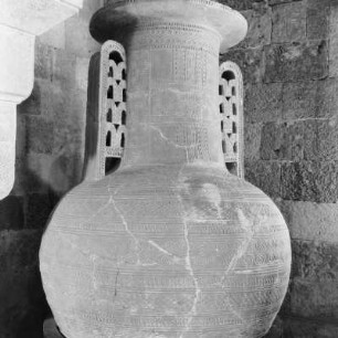 Rhodos, griechische Insel der Dodekanes im Ägäischen Meer, Rhodos (Stadt), Sarkophag-Pithos mit Kentauren-Fries zuunterst im Archäologischen Museum aus dem antiken Kameiros auf Rhodos