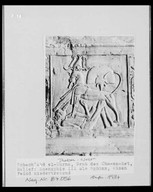 Amenophis 3. als Sphinx einen Feind niederringend
