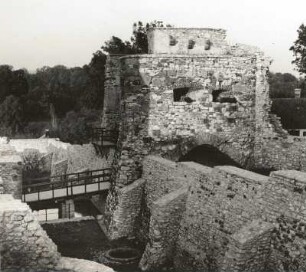 Nagyvaszony, Ungarn. Kiniszi-Burg (Ruine) aus dem 15. Jahrhundert. Blick vom Bergfried auf Teil des Innenhofes mit Quellbrunnen und Zisterne gegen Befestigungsanlagen mit Turm