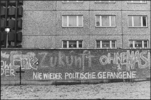 Dresden-Neustadt, Bautzner Straße 112 a. Ehem. Bezirksverwaltung des Ministeriums für Staatssicherheit (BVfS) / Amt für Nationale Sicherheit (AfNS). Mauer mit Parolen gegen die Praktiken der Staatssicherheit