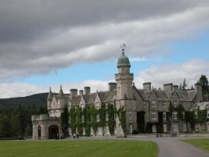 Schloss : 1842 erbaut: Balmoral Castle, schottische Sommerresidenz des englischen Königshauses. Aufgenommen im Juni 2005. Foto Uwe Gerig
