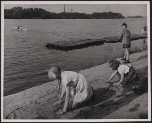 Kinder spielen im Sand