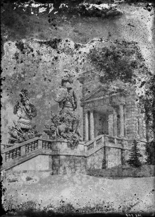 Wien. Gloriette im Schlosspark Schönbrunn, westliche Aufgangstreppe (1772-1777, Johann Ferdinand Hetzendorf von Hohenberg). Teilansicht von Südwesten