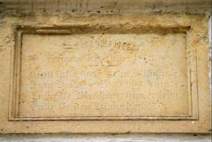 Tafel am Westgiebel des 1873 (?) erbauten Schulgebäudes beim Dorfteich
